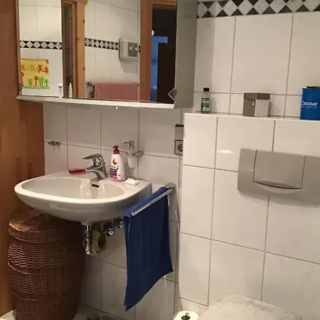 Gemuetliches In Mit Garten-, Kuechennutzung Und Arbeitsplatz 民宿 维宁根