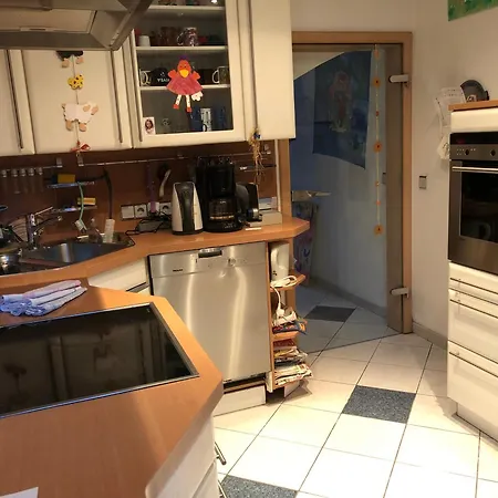 Gemuetliches In Mit Garten-, Kuechennutzung Und Arbeitsplatz בית אירוח