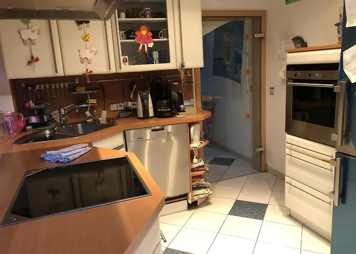 Gemuetliches In Mit Garten-, Kuechennutzung Und Arbeitsplatz בית אירוח